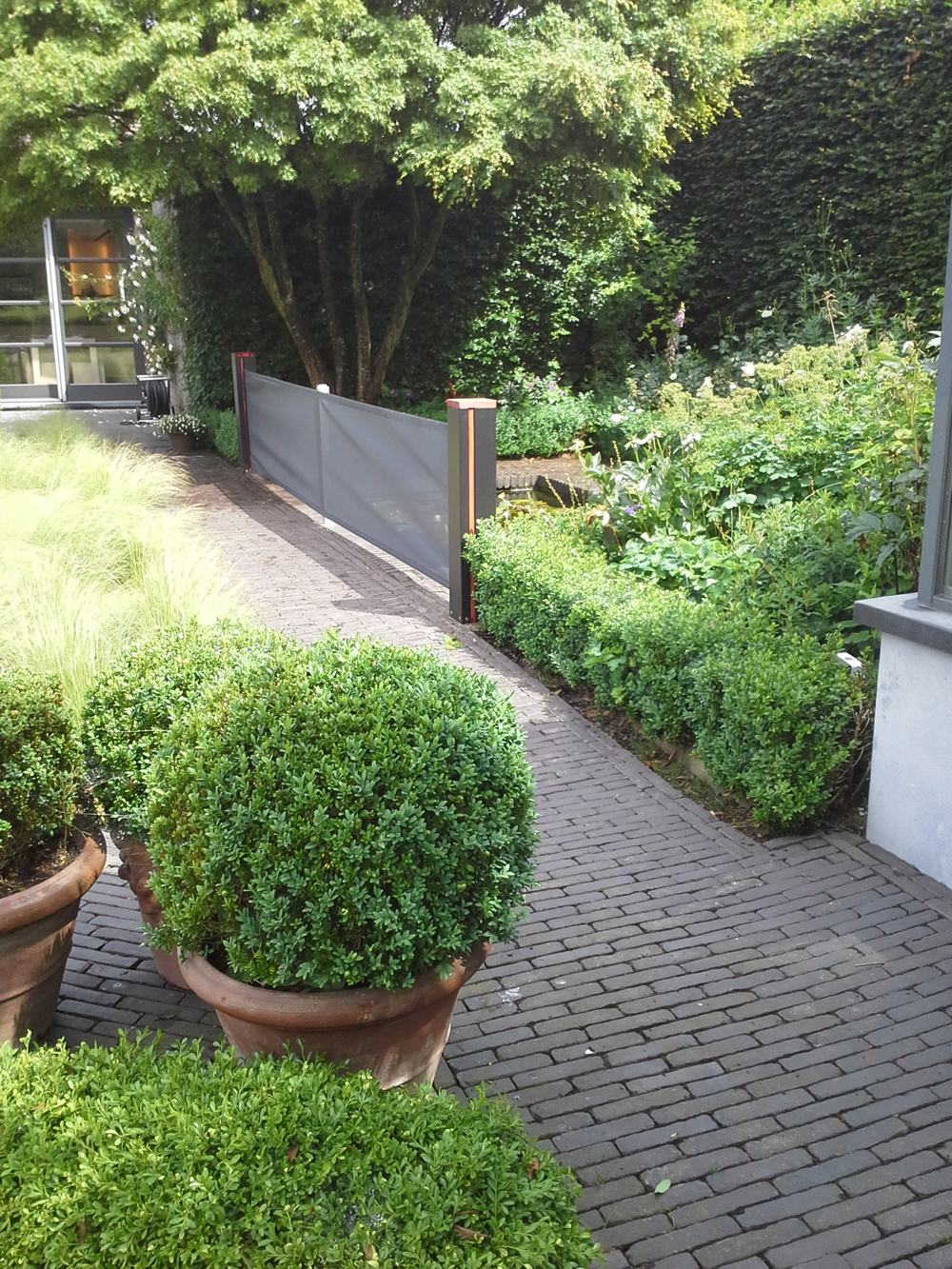 Veilige afscherming tussen de beplanting kinderbeveiliging vijver seguroll afscherming vijver