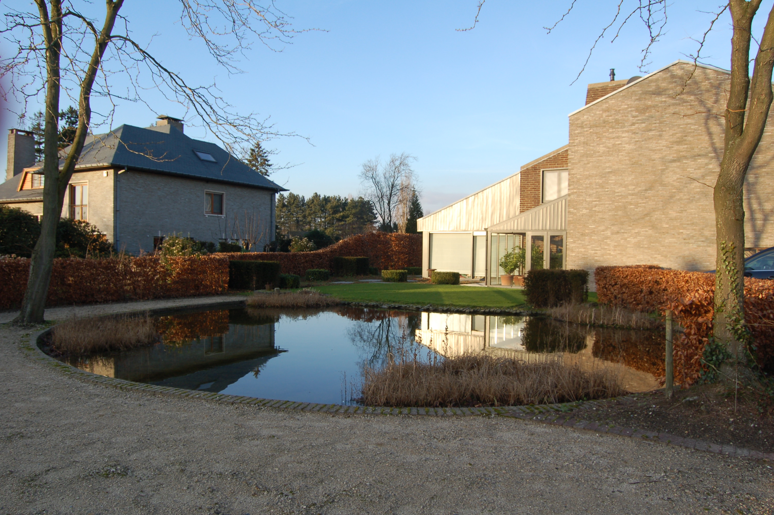 Ruime voortuin met een spiegelvijver