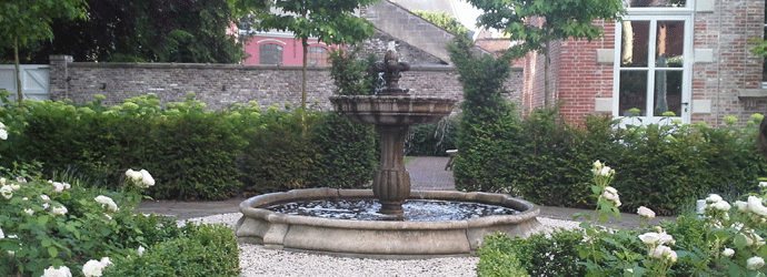 klassieke fontein in klassieke tuin