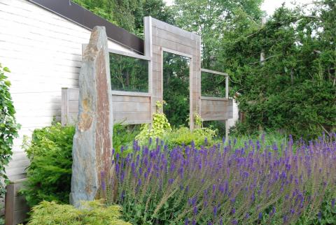 Spiegels verwerkt in de tuin