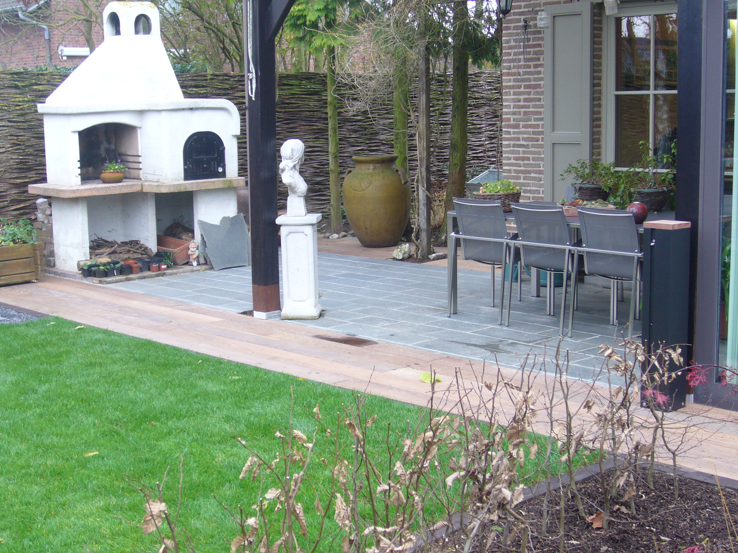 terras in natuursteen gecombineerd met padouk hout